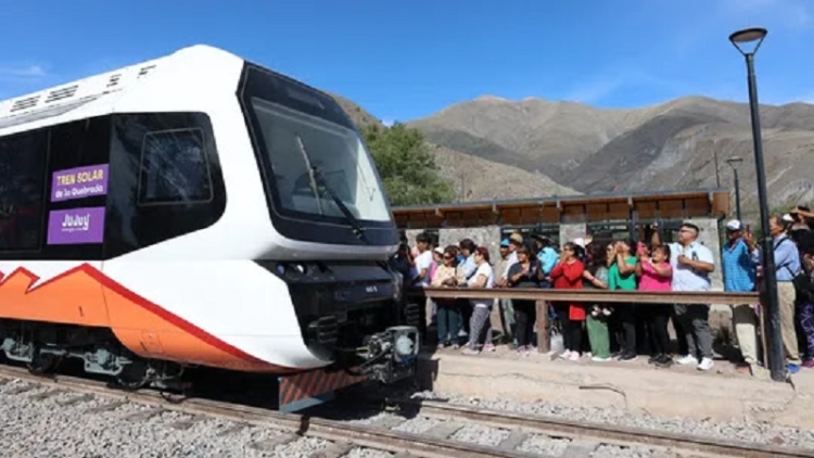 Vecinos quebrade&ntilde;os disfrutaron de la prueba de ensayo del tren en Volc&aacute;n