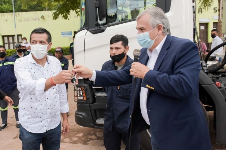 El gobernador entreg&oacute; un cami&oacute;n compactador para Palma Sola