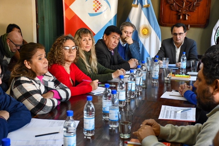 Concejales avanzan en un proyecto de regularizaci&oacute;n de planos de viviendas del IVUJ