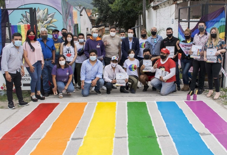 Pintaron una senda de la diversidad en la entrada del concejo deliberante