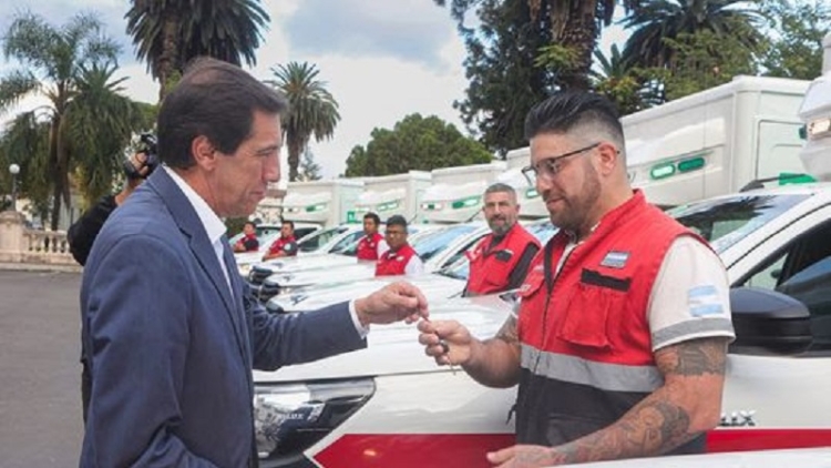 "Invertir en salud es invertir en calidad de vida", enfatiz&oacute; Sadir al entregar ambulancias y equipo hospitalario