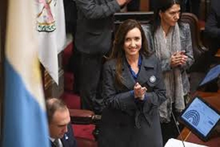 Victoria Villarruel desempat&oacute; y se aprob&oacute; la ley Bases