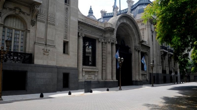 Firman acuerdos para identificar los restos de soldados ca&iacute;dos en Malvinas