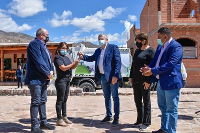 El gobernador Morales entreg&oacute; un cami&oacute;n para la recolecci&oacute;n en Uqu&iacute;a