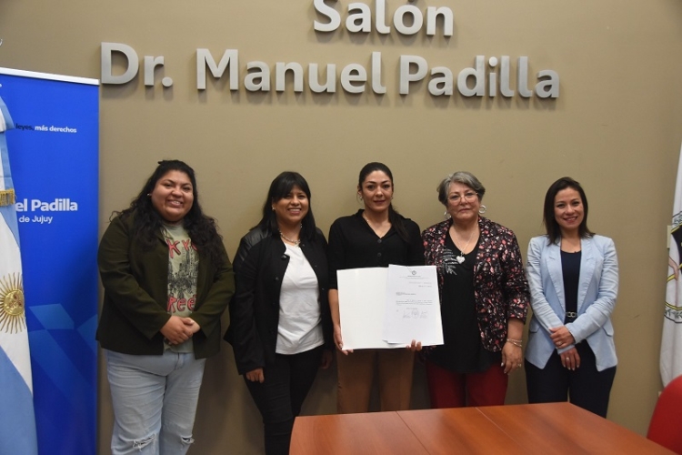 La Legislatura distingui&oacute; a Brenda &ldquo;Pumita&rdquo; Carabajal por su labor en el boxeo infantil