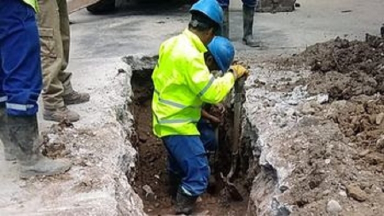 Importante reparaci&oacute;n cloacal en inmediaciones del Hospital Paterson