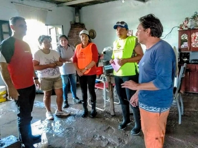Familias del asentamiento sagrado coraz&oacute;n y 13 de julio en capital afectadas por las lluvias fueron asistidas