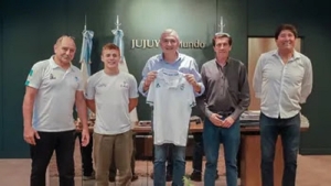 Gerardo Morales recibi&oacute; al juje&ntilde;o campe&oacute;n mundial de salto en trampol&iacute;n