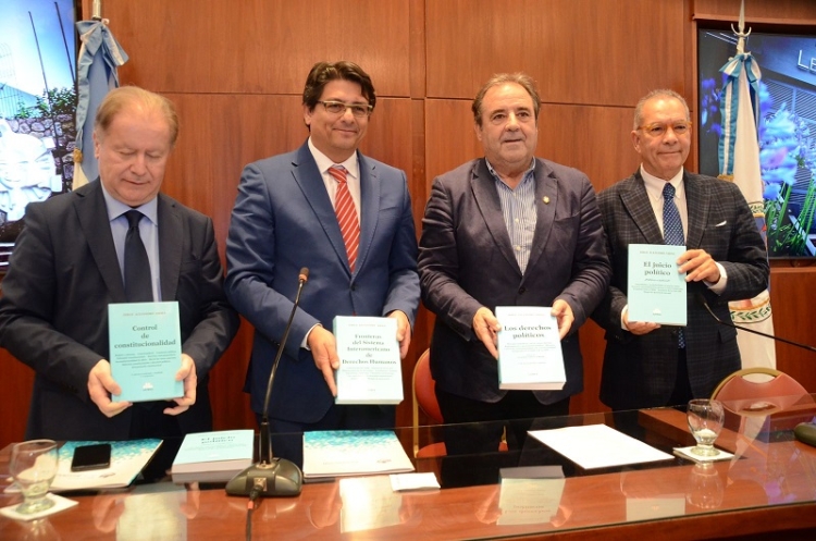 El Dr. Jorge Amaya present&oacute; dos de sus obras en la Legislatura