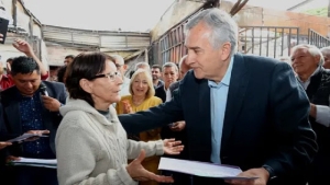 Perico: Morales entreg&oacute; subsidios a familias afectadas por incendio en la feria minorista Virgen del Valle