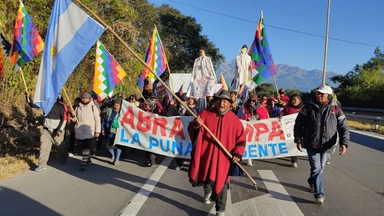 Mois&eacute;s busca darle jerarqu&iacute;a constitucional al derecho a la consulta libre e informada a los pueblos originarios