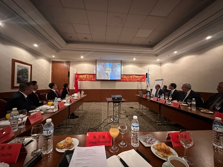 Haquim se reuni&oacute; con inversores chinos en Buenos Aires