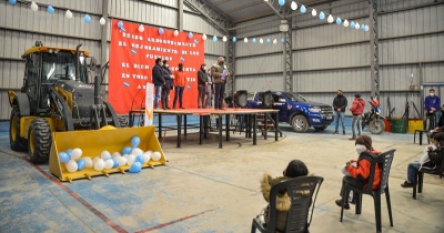 Morales entreg&oacute; veh&iacute;culo vial en Pirquitas y fondos para productores de Santo Domingo