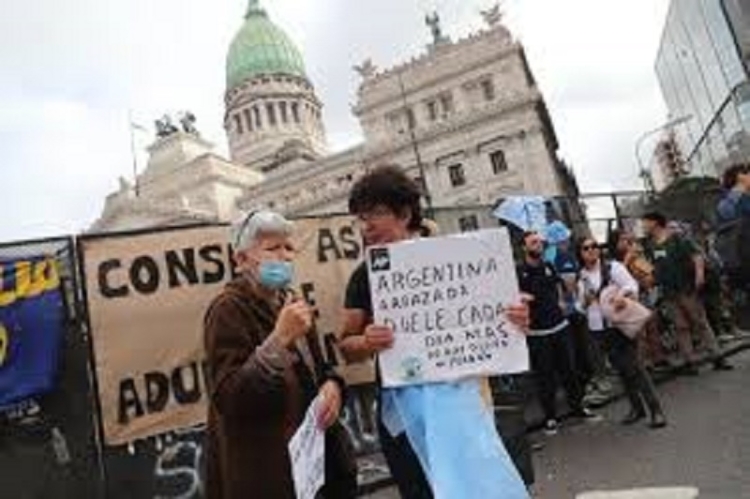 Jubilados y sindicatos coparon el Congreso en la previa del paro general de la CGT