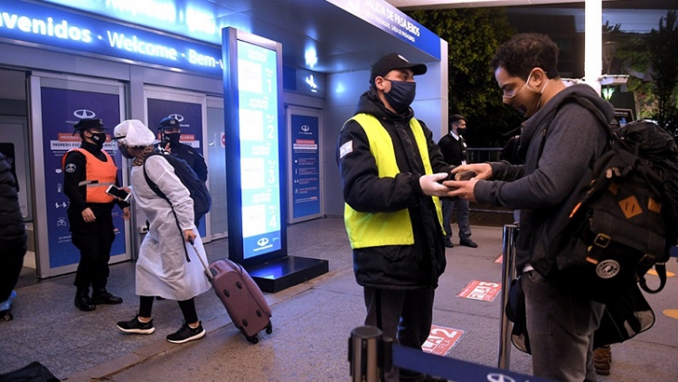 El Gobierno formaliz&oacute; la restricci&oacute;n de vuelos a Estados Unidos, Europa y Brasil