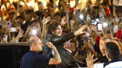 Milei pas&oacute; por Mar del Plata con el &ldquo;Tour de la Gratitud&rdquo;: prometi&oacute; bajar imputabilidad y reforma tributaria