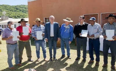 Morales entreg&oacute; en El Fuerte escrituras poniendo fin a 30 a&ntilde;os de espera