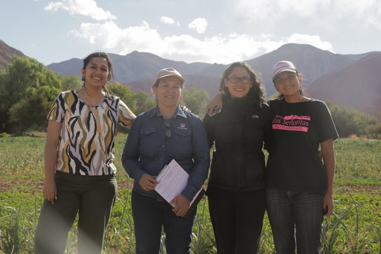 Leila Chaher junto a agricultoras y emprendedores de Jujuy