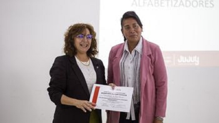 La ministra Serrano firm&oacute; un Acta Acuerdo con "Municipios Alfabetizadores"