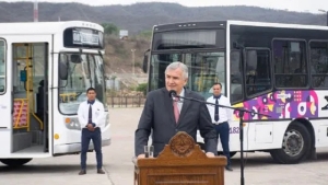 Morales present&oacute; el prototipo de bus el&eacute;ctrico con bater&iacute;as de litio