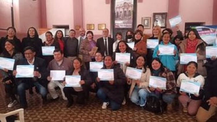 Entrega de certificados a participantes del curso "Operadores en mediaci&oacute;n escolar"