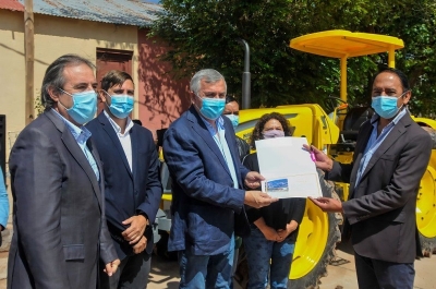 Morales entreg&oacute; en Tres Cruces maquinaria para la producci&oacute;n agr&iacute;cola y ganadera