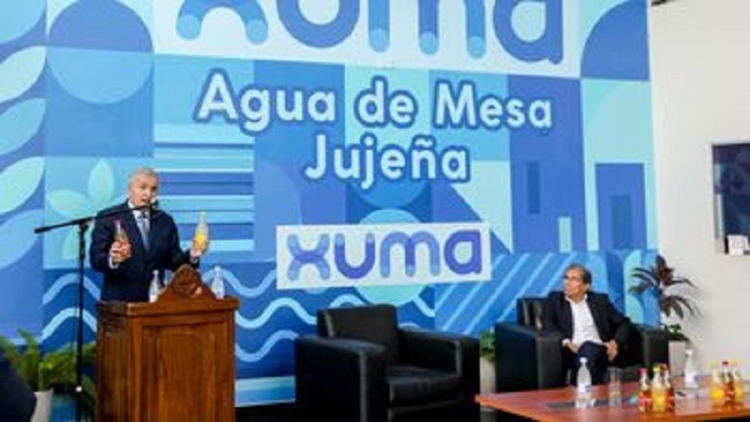 Gerardo Morales present&oacute; la nueva l&iacute;nea de agua saborizada Xuma