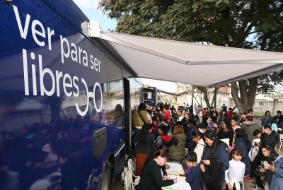 Entrega de anteojos a estudiantes de Alto Comedero en el marco del programa &ldquo;Ver para Ser Libres&rdquo;