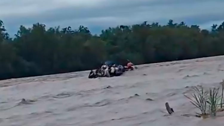 Buscan a ni&ntilde;os y adultos desaparecidos en un gom&oacute;n que se averi&oacute; cruzando el r&iacute;o Bermejo