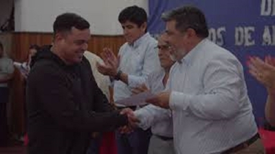 Vecinos de la Mendieta recibieron certificados en oficios con salida laboral inmediata