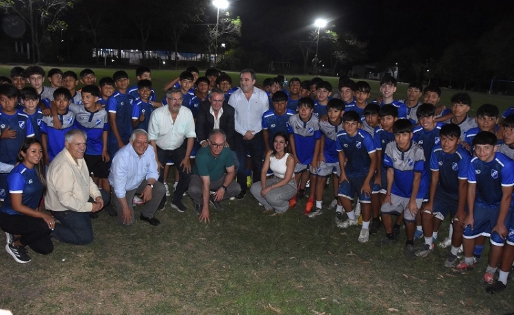 Alberto Bernis acompa&ntilde;&oacute; a dirigentes de SUETRA en la inauguraci&oacute;n de la iluminaci&oacute;n de la cancha de f&uacute;tbol del predio