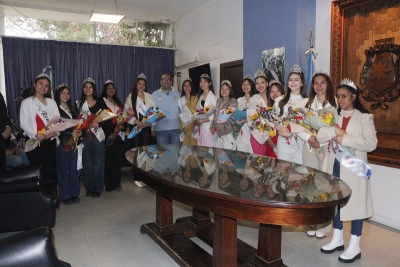 FNE2025: el intendente Rivarola recibi&oacute; a las candidatas a reina departamental en el &ldquo;pasaje primaveral&rdquo; por el municipio