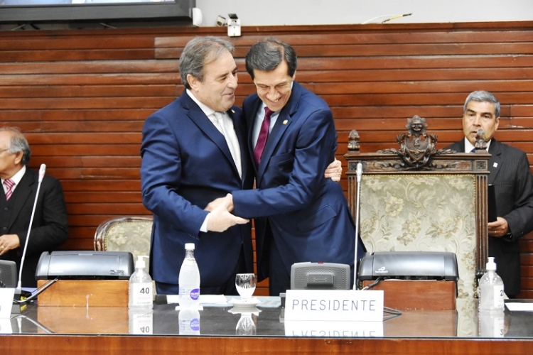 "CARLOS SADIR, ASUMIO LA GOBERNACI&Oacute;N DE JUJUY, CON POCOS RETOQUE"