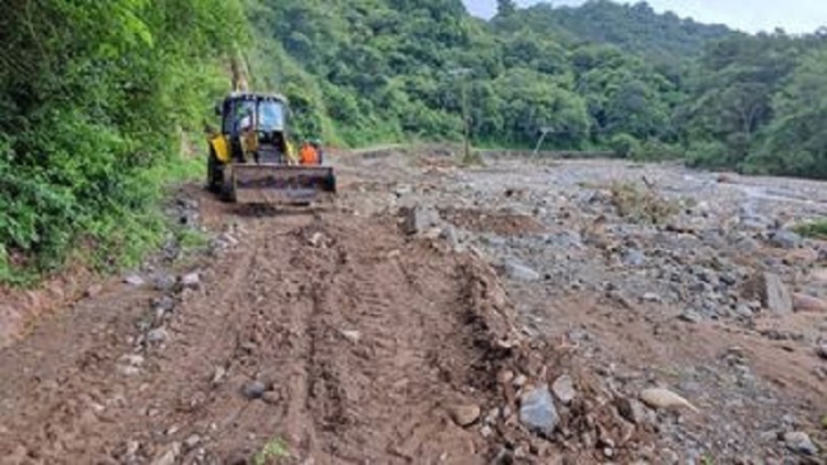 Vialidad provincial asiste en rutas afectadas por lluvias