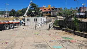 Comenz&oacute; la instalaci&oacute;n de aulas m&oacute;viles en la Escuela N&deg;51, afectada por la &uacute;ltima tormenta