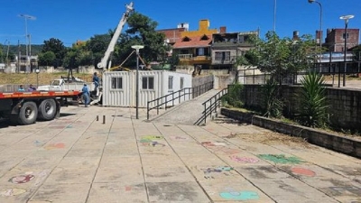 Comenz&oacute; la instalaci&oacute;n de aulas m&oacute;viles en la Escuela N&deg;51, afectada por la &uacute;ltima tormenta