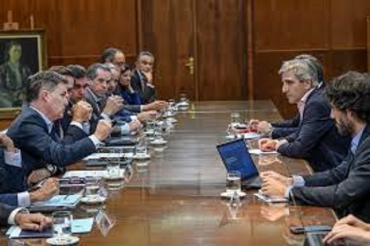 Caputo recibi&oacute; a representantes de las automotrices y destac&oacute; la necesidad de mejorar la productividad