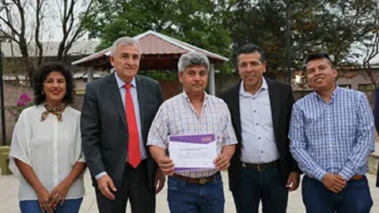 Morales entreg&oacute; cr&eacute;ditos a productores de Palma Sola
