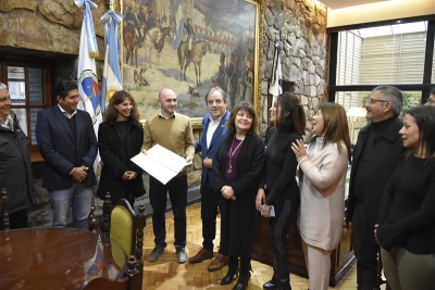 El vicegobernador Alberto Bernis hizo entrega de una declaraci&oacute;n de inter&eacute;s del Parlamento del Norte Grande para el Festival Internacional de Cine de las Alturas