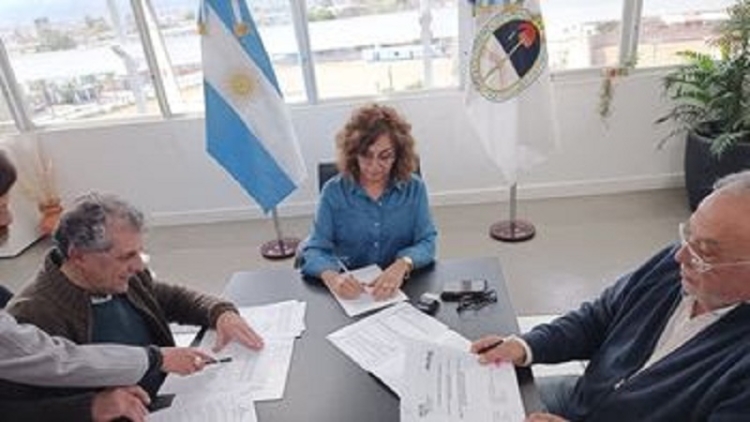 Firmaron contratos para la remodelaci&oacute;n y refuncionalizaci&oacute;n de dos escuelas