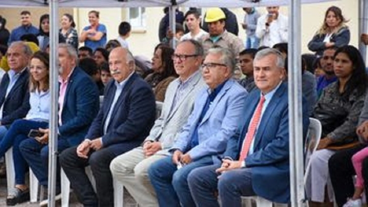 El gobernador entreg&oacute; las llaves de la casa propia a 70 familias de San Pedro