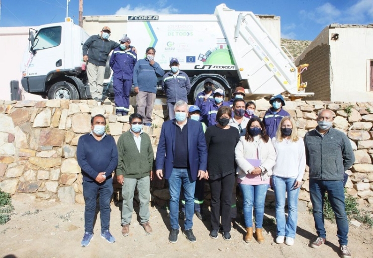 Morales entreg&oacute; un veh&iacute;culo compactador para El Moreno