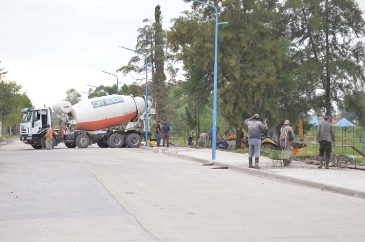 Con fondos propios el municipio contin&uacute;a con el avance de la pavimentaci&oacute;n de la calle &aacute;frica