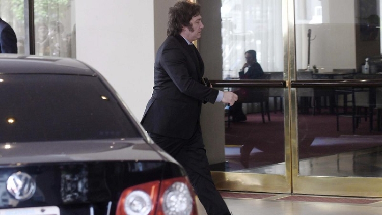 Milei se reuni&oacute; con sus equipos t&eacute;cnicos y suspendi&oacute; el viaje a EEUU