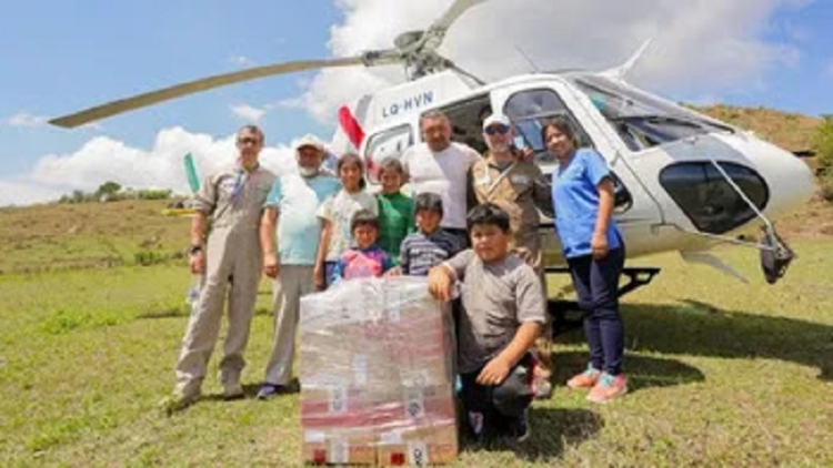 Un vuelo de oportunidades: el helic&oacute;ptero provincial lleva tecnolog&iacute;a a escuelas de dif&iacute;cil acceso