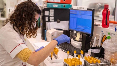 Argentina producir&aacute; al menos 150 millones de dosis de la vacuna de Oxford y AstraZeneca