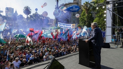 Con la mira en el FMI, el Gobierno convoca a opositores y apuesta al di&aacute;logo