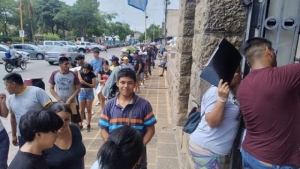 Cientos de sampedre&ntilde;os en el operativo de autenticaci&oacute;n de t&iacute;tulos