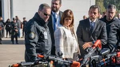 Bullrich anunci&oacute; la implementaci&oacute;n de las pistolas Taser