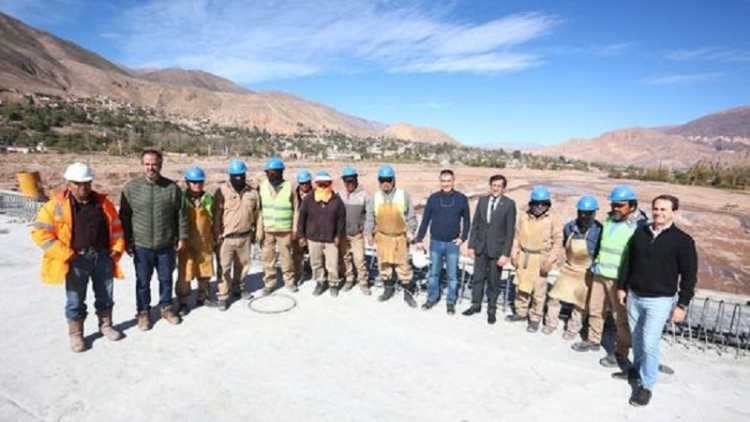 El Gobernador supervis&oacute; las obras del nuevo puente en Tilcara
